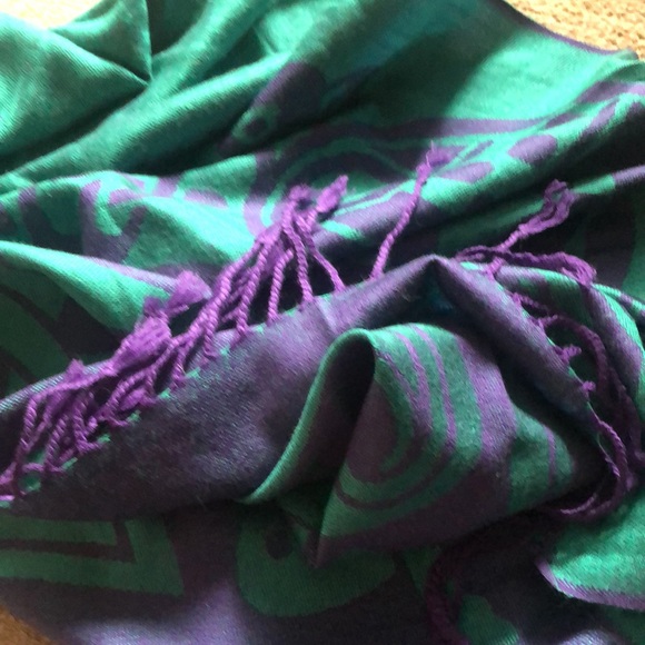 wool elegant Irish Celtic knot shawl. Artisan made - Picture 8 of 11